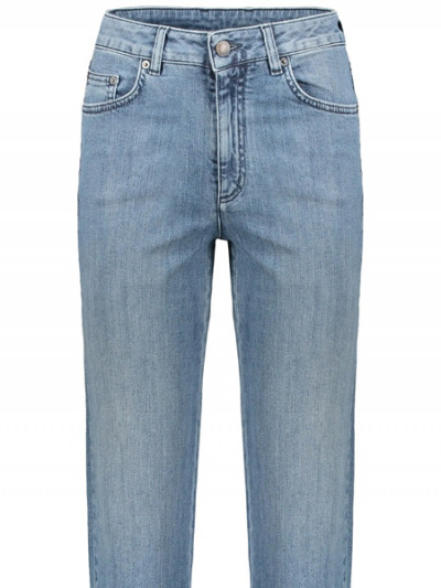 Get 80% off on Moschino jeans with this trendy and youthful style by using Farfetch coupon and Ramadan offers