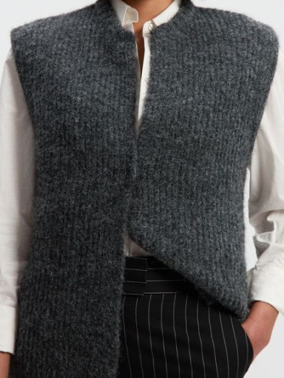 Winter fashion you need with this grey Karen Millen vest now with 70% off and Vogacloset promo code